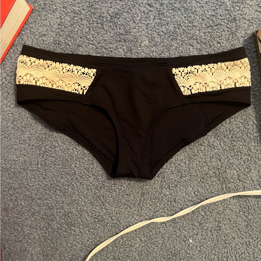 🎉 HOST PICK 🎉 *BRAND NEW* 🆕 Women’s Small Black & Cream Lace Bikini Bottoms